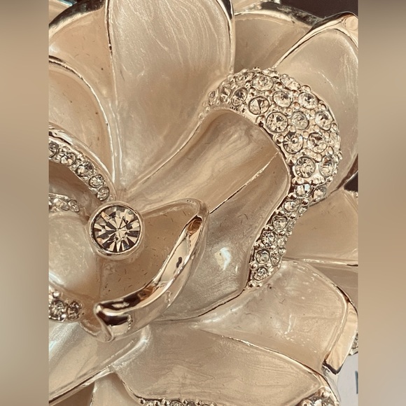 Vintage QVC Joan Rivers Classics Collection Limited Edition Pavè Gardenia Pin - Picture 4 of 6